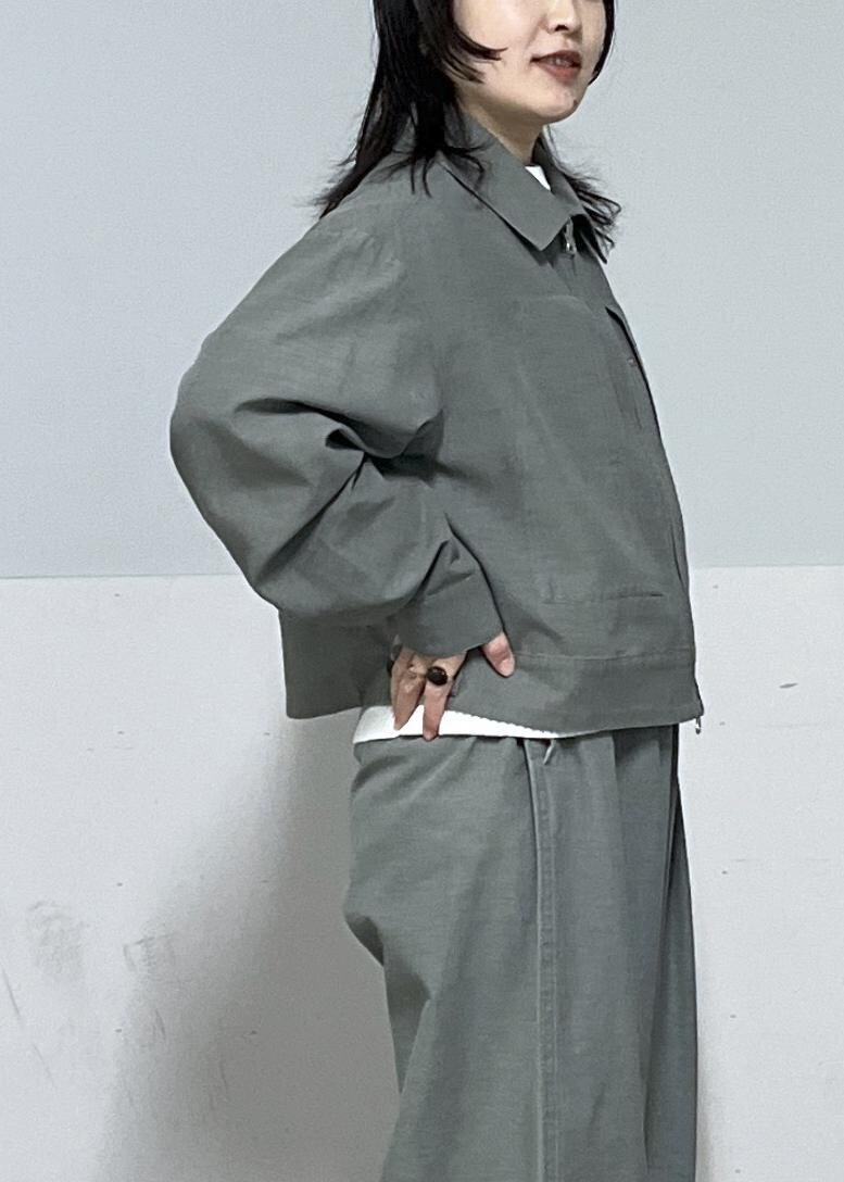 ブラック系のショルダーバッグ、グリーン系のブルゾン、グリーン系のその他パンツを着用したレディースの春コーディネートの5枚目の写真