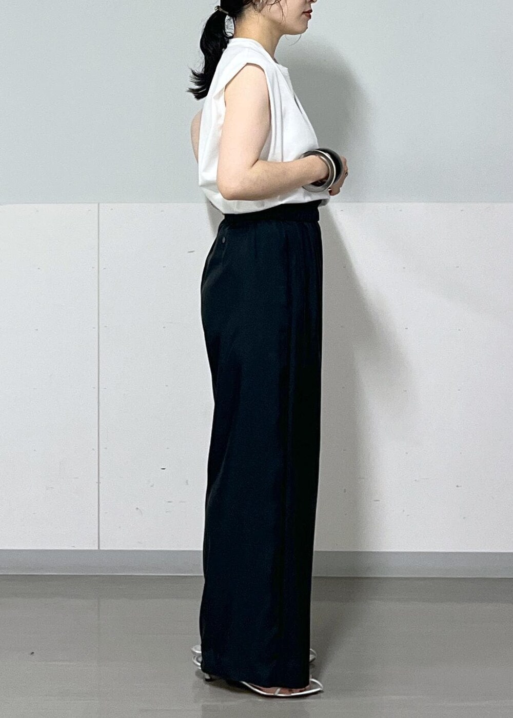 シルバー系のサンダル、ホワイト系のTシャツ/カットソー、ブラック系のその他パンツを着用したレディースの夏コーディネートの9枚目の写真