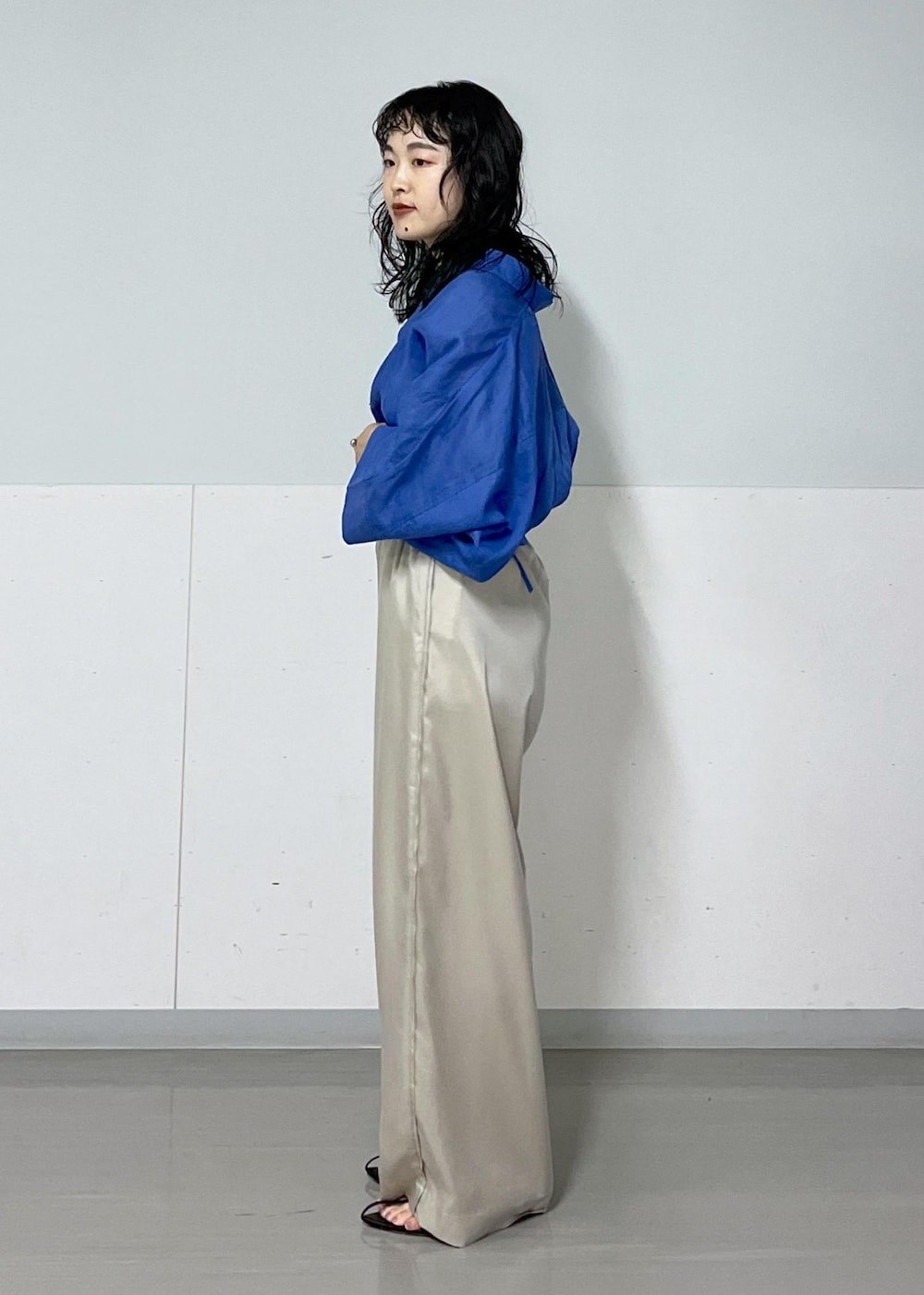 ブラック系のサンダル、ブルー系のシャツ/ブラウス、ベージュ系のその他パンツを着用したレディースの夏コーディネートの9枚目の写真