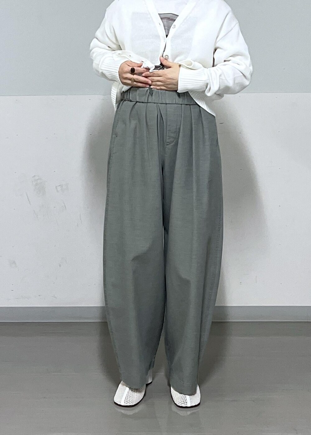 ブラック系のショルダーバッグ、グリーン系のブルゾン、グリーン系のその他パンツを着用したレディースの春コーディネートの8枚目の写真