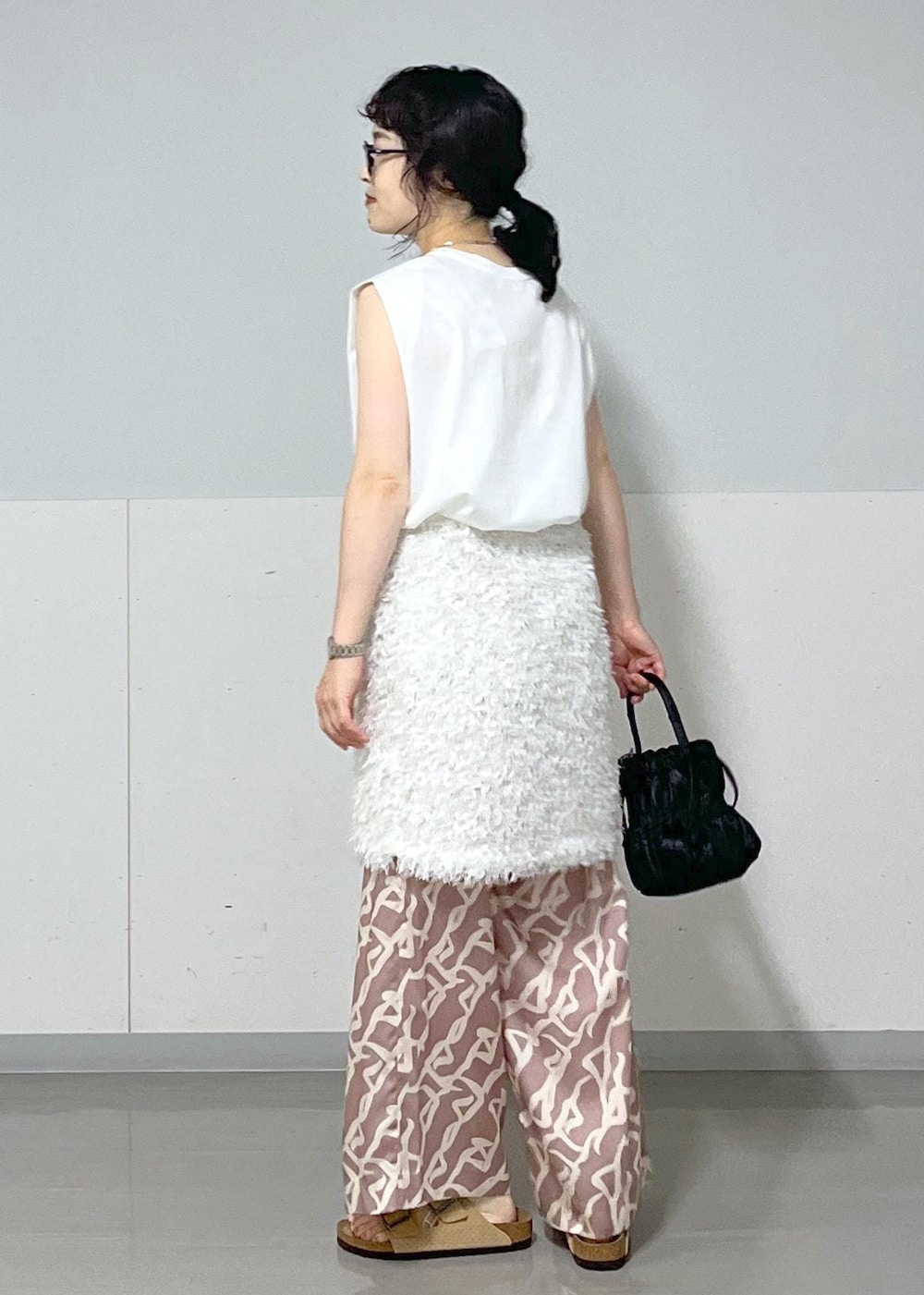 イエロー系のその他パンツ、ホワイト系のTシャツ/カットソー、ホワイト系のスカートを着用したレディースの夏コーディネートの3枚目の写真