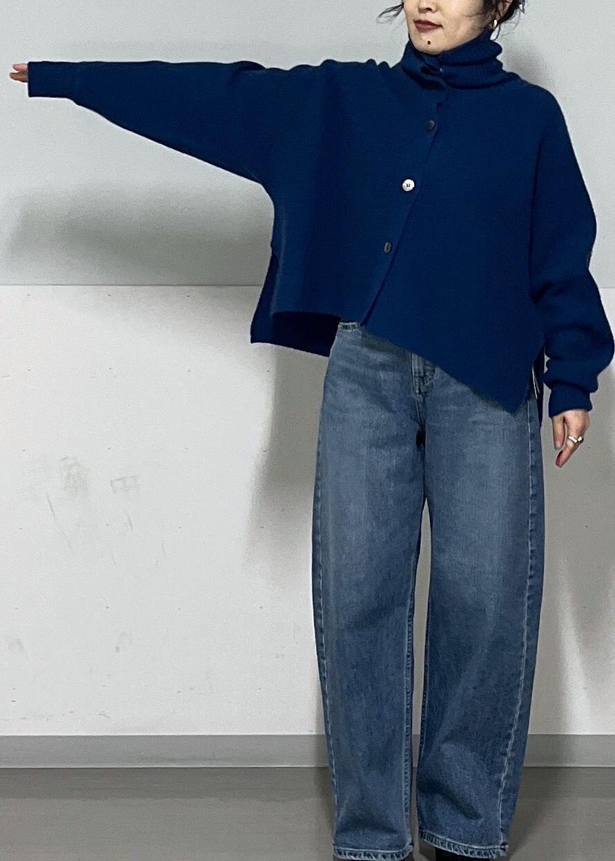 ホワイト系のボストンバッグ、ブルー系のニット/セーター、ブラック系のブーツを着用したレディースの秋コーディネートの5枚目の写真