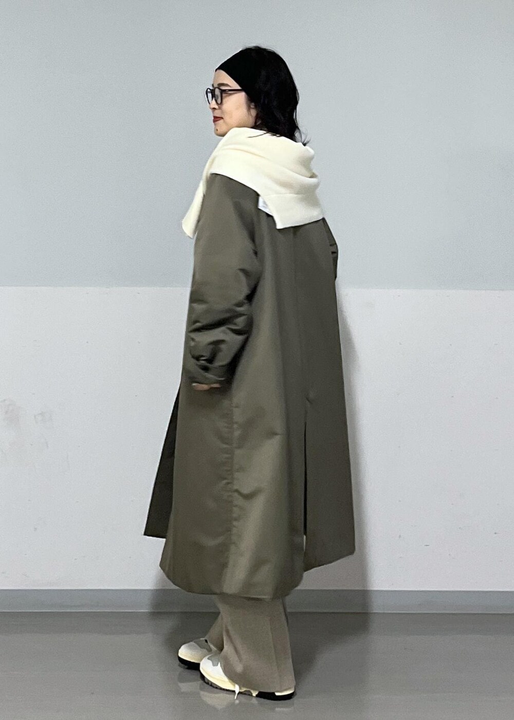 ホワイト系のTシャツ/カットソー、ホワイト系のTシャツ/カットソー、ホワイト系のカーディガン/ボレロを着用したレディースの秋コーディネートの3枚目の写真