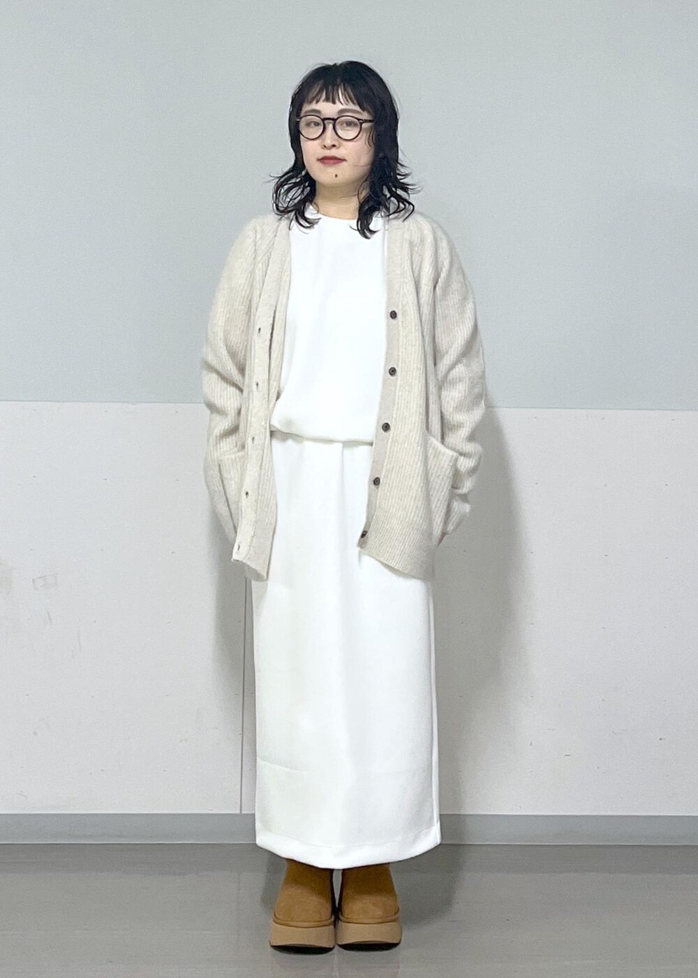 ホワイト系のカーディガン/ボレロ、ホワイト系のスカート、ホワイト系のTシャツ/カットソーを着用したレディースの冬コーディネートの5枚目の写真