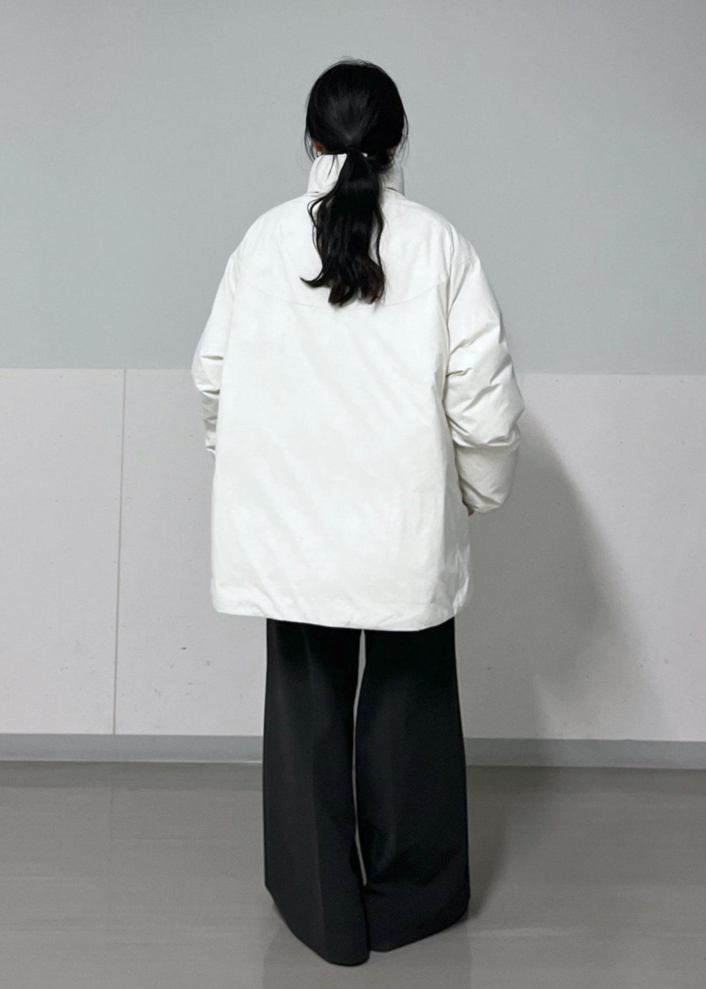 グレー系のその他パンツ、ホワイト系のダウンジャケット/コート、ホワイト系のTシャツ/カットソーを着用したレディースの秋コーディネートの7枚目の写真