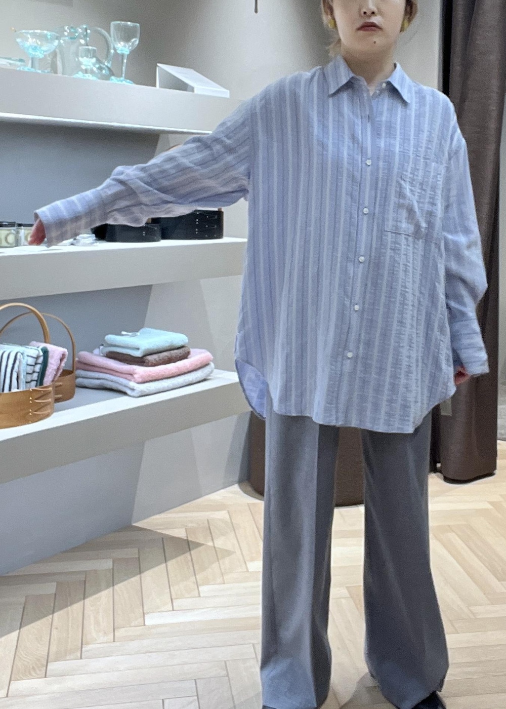 ブラック系のトートバッグ、ブラック系のブーツ、グレー系のニット/セーターを着用したレディースの冬コーディネートの7枚目の写真