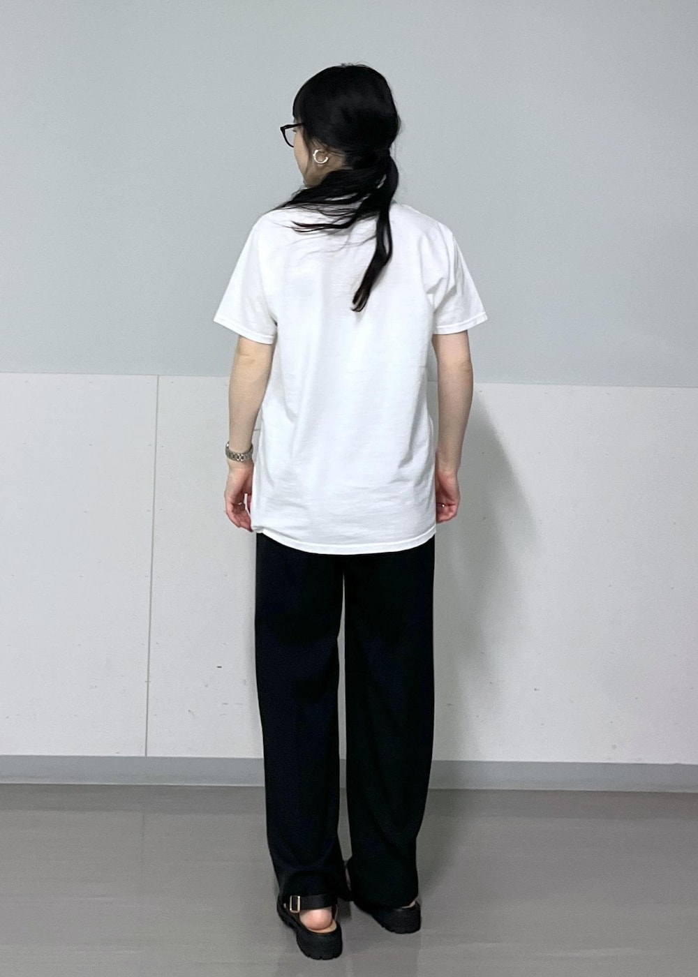 ブラック系のサンダル、グレー系のカーディガン/ボレロ、ブラック系のスラックスを着用したレディースの春コーディネートの7枚目の写真