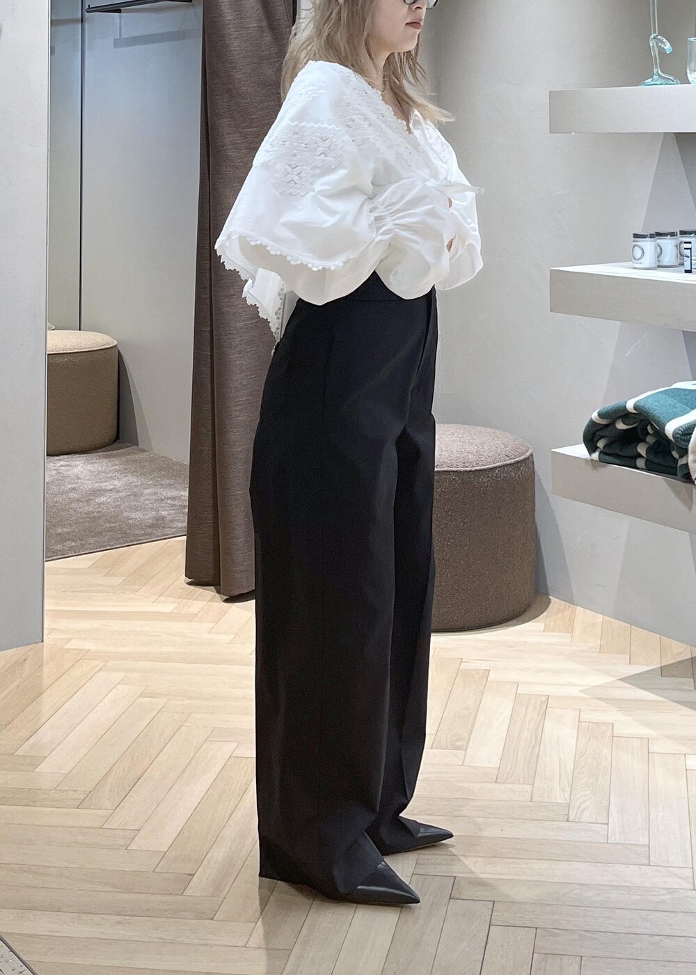 ブラック系のスラックス、ブラック系のパンプス、ホワイト系のシャツ/ブラウスを着用したレディースの冬コーディネートの7枚目の写真