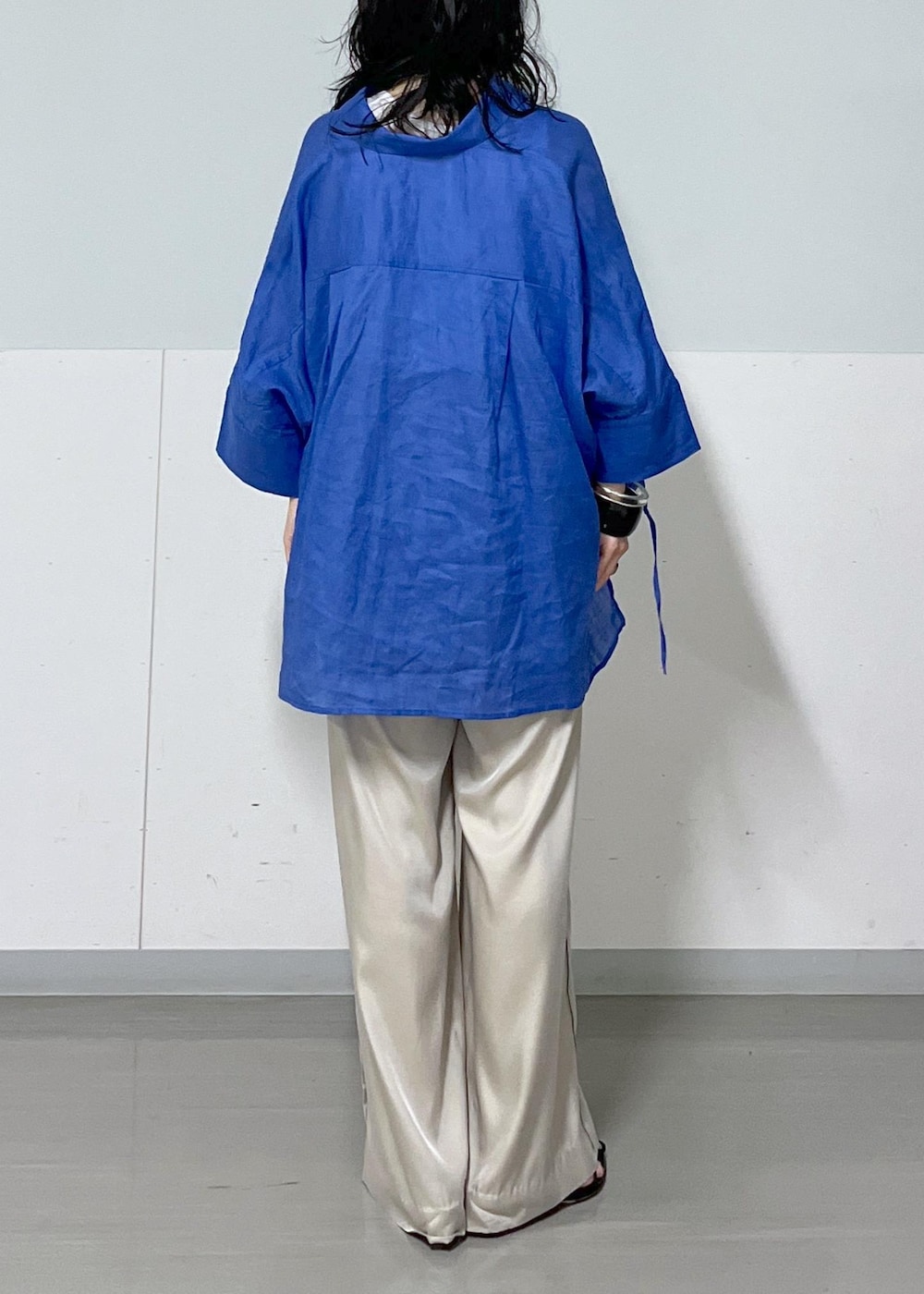 ブラック系のサンダル、ブルー系のシャツ/ブラウス、ベージュ系のその他パンツを着用したレディースの夏コーディネートの7枚目の写真