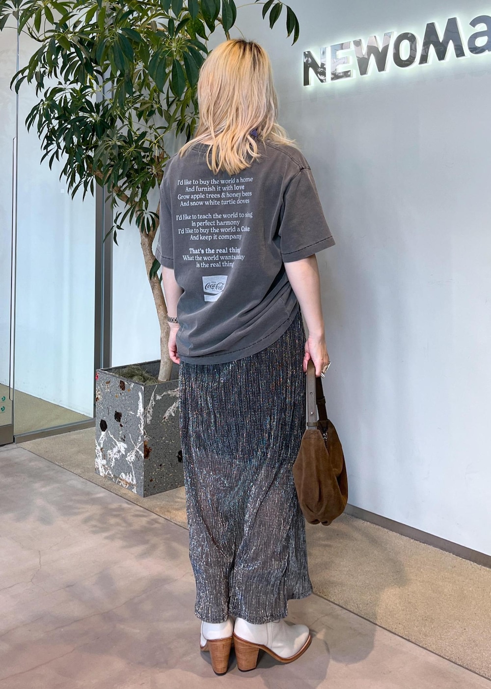 ブラウン系のショルダーバッグ、シルバー系のスカート、グレー系のTシャツ/カットソーを着用したレディースの夏コーディネートの3枚目の写真