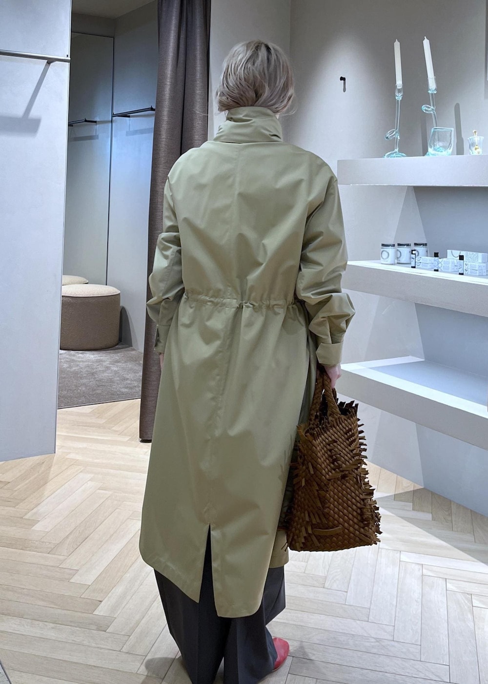 ピンク系のカーディガン/ボレロ、ベージュ系のミリタリージャケット、レッド系のパンプスを着用したレディースの春コーディネートの3枚目の写真