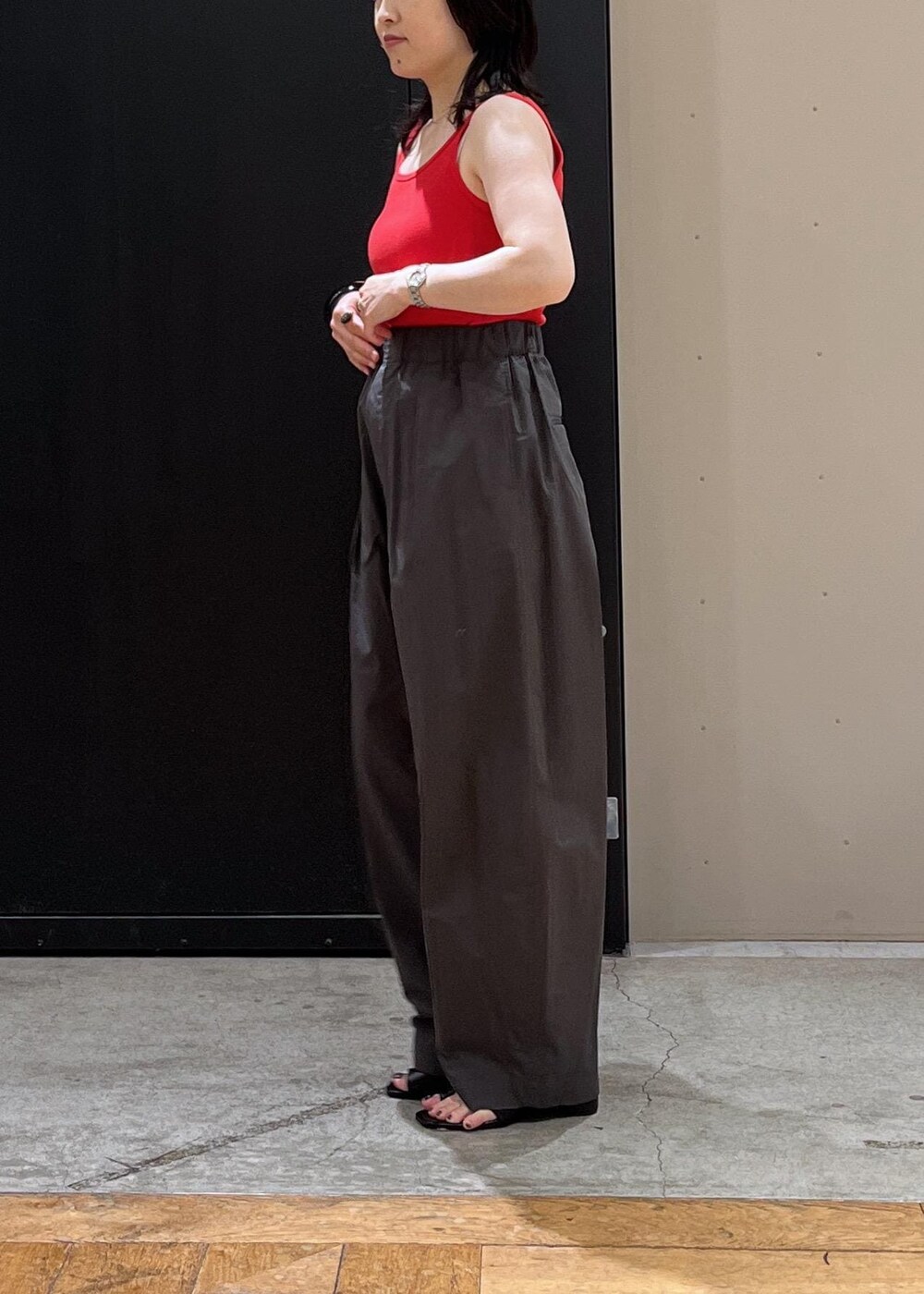 ホワイト系のショルダーバッグ、ブラック系のサンダル、レッド系のタンクトップを着用したレディースの春コーディネートの5枚目の写真