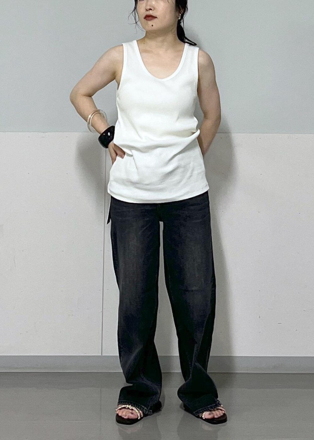 ブルー系のワンピース、ホワイト系のタンクトップ、シルバー系のハンドバッグを着用したレディースの夏コーディネートの8枚目の写真