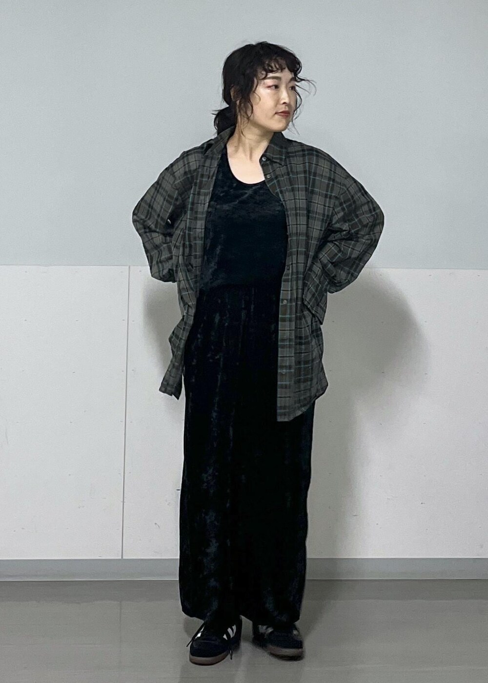 ブラック系のスカート、ブルー系のシャツ/ブラウス、ブラック系のタンクトップを着用したレディースの夏コーディネートの3枚目の写真