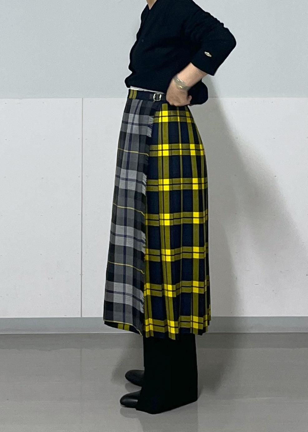 ブラック系のブーツ、グレー系のスカート、ブラック系のカーディガン/ボレロを着用したレディースの秋コーディネートの6枚目の写真