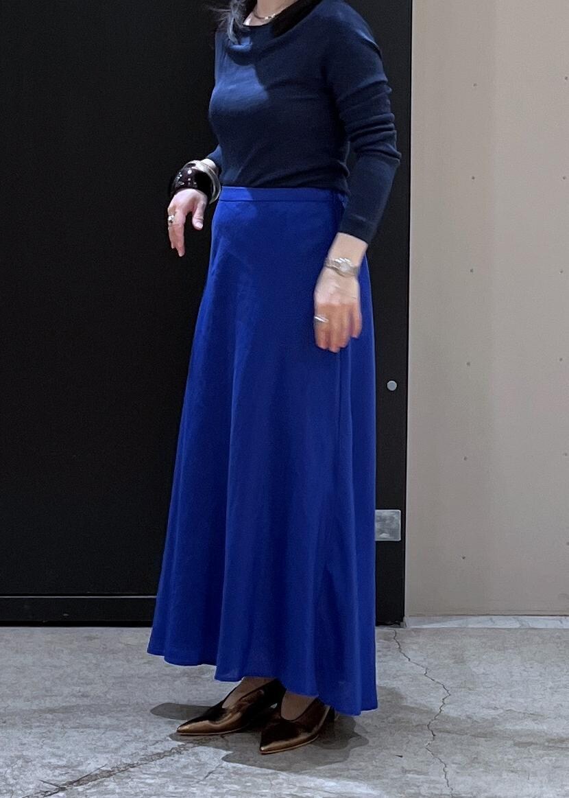 ブラック系のショルダーバッグ、その他のパンプス、ブルー系のスカートを着用したレディースの春コーディネートの4枚目の写真