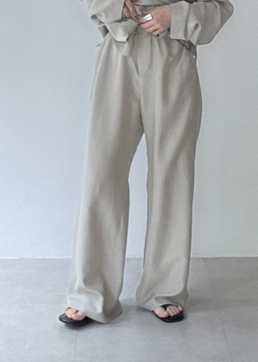 ベージュ系のショルダーバッグ、ベージュ系のその他パンツ、ベージュ系のテーラードジャケットを着用したレディースの春コーディネートの10枚目の写真