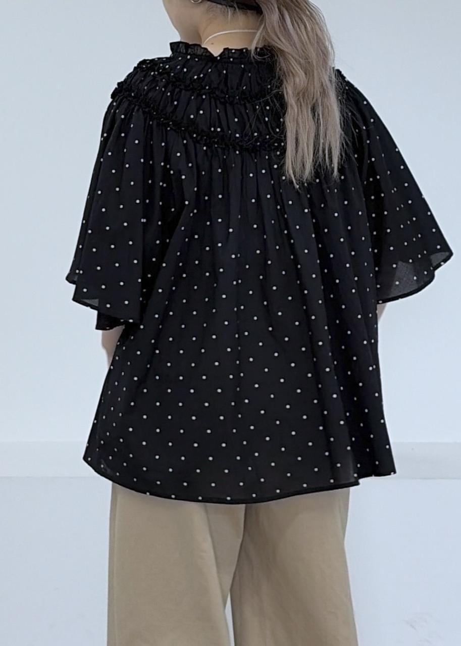 ベージュ系のその他パンツ、ブラック系のトートバッグ、ブラック系のシャツ/ブラウスを着用したレディースの夏コーディネートの4枚目の写真