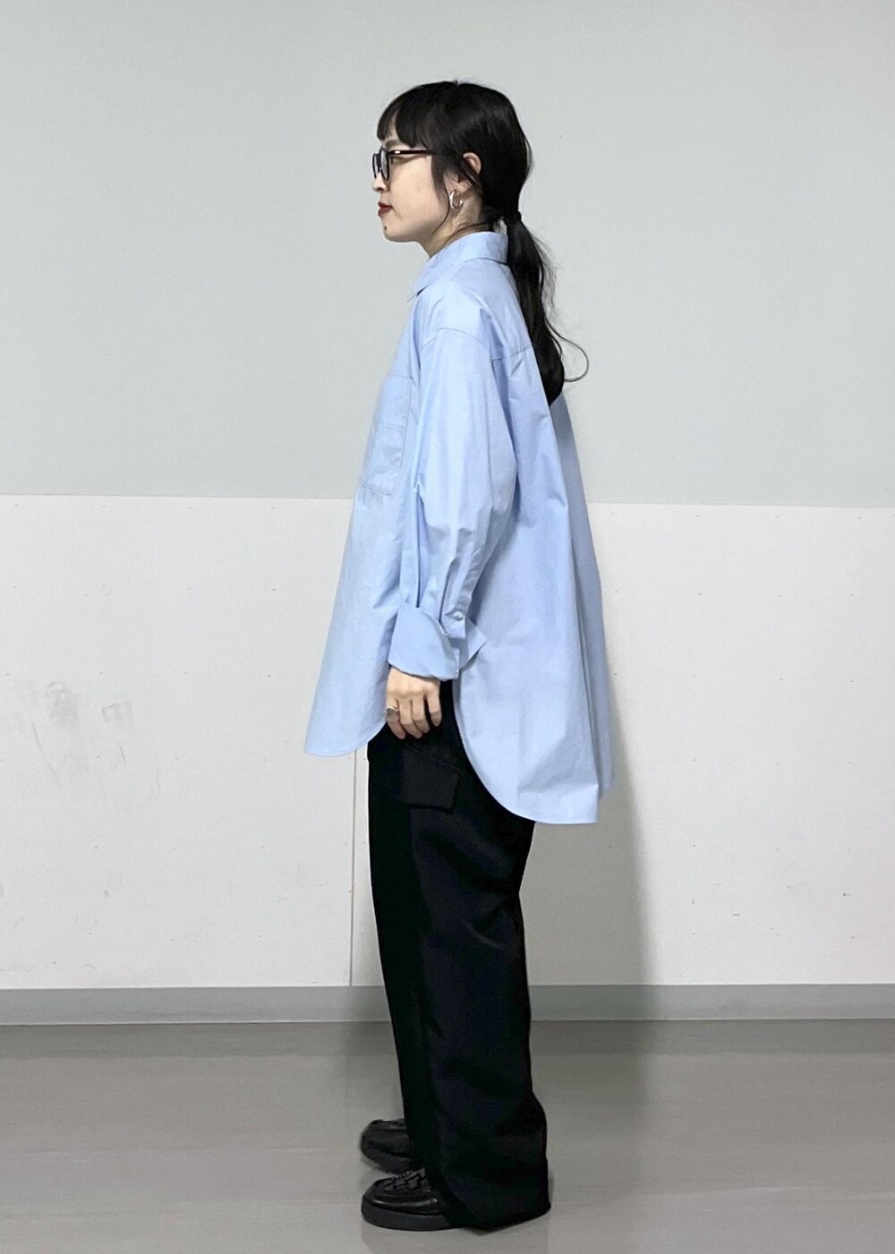 ブラック系のカーゴパンツ、ブルー系のスウェット、ブルー系のシャツ/ブラウスを着用したレディースの春コーディネートの5枚目の写真