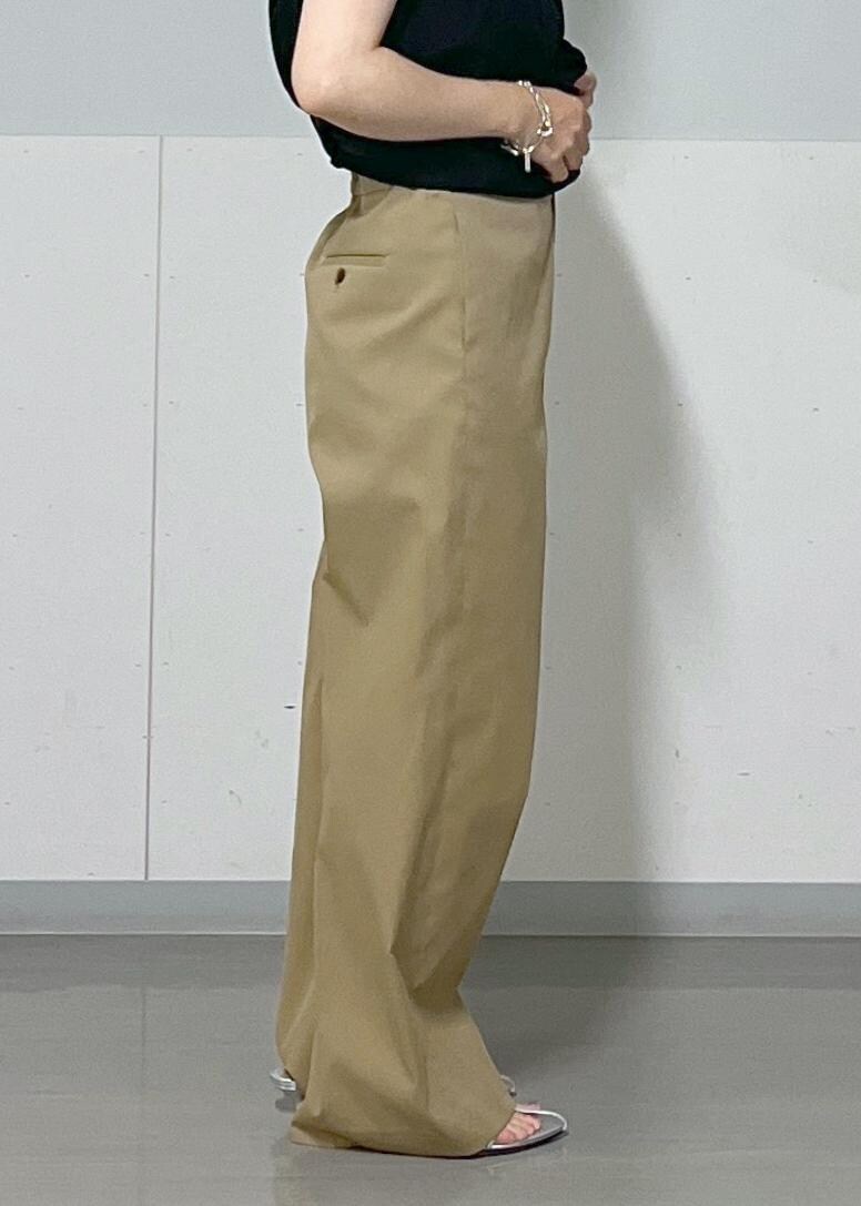 ベージュ系のその他パンツ、シルバー系のサンダル、ホワイト系のトートバッグを着用したレディースの夏コーディネートの10枚目の写真