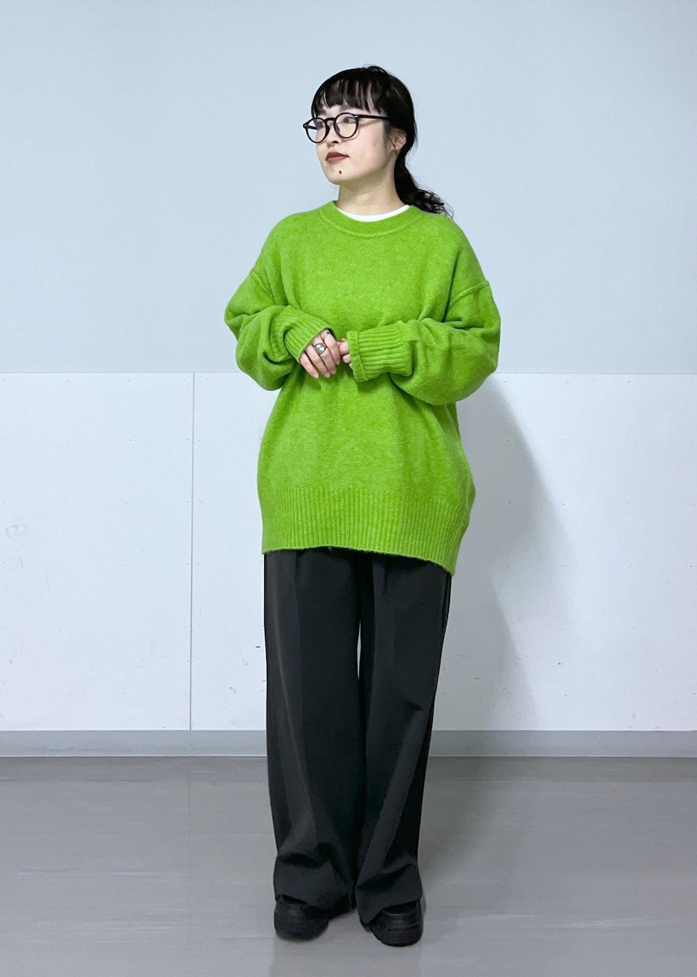 グレー系のその他パンツ、ブラック系のハンドバッグ、ホワイト系のTシャツ/カットソーを着用したレディースの秋コーディネートの4枚目の写真