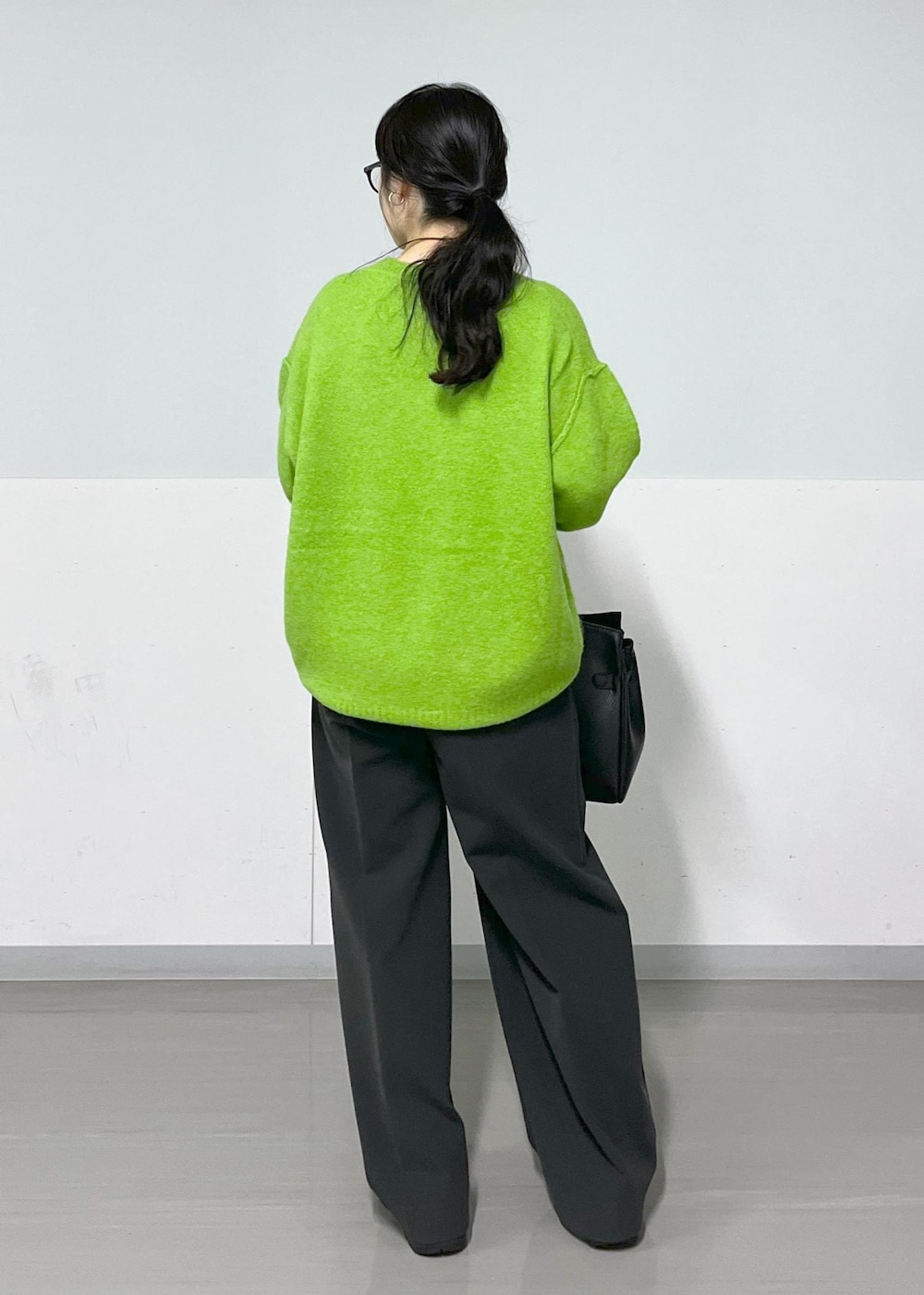 グレー系のその他パンツ、ブラック系のハンドバッグ、ホワイト系のTシャツ/カットソーを着用したレディースの秋コーディネートの6枚目の写真