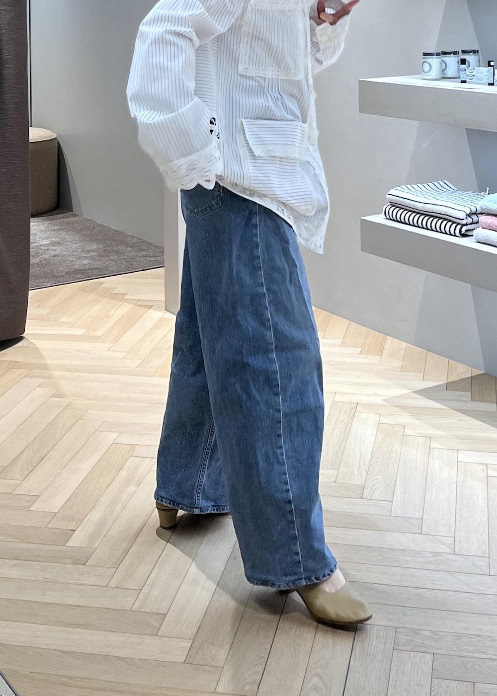 ブラック系のショルダーバッグ、ベージュ系のパンプス、ホワイト系のシャツ/ブラウスを着用したレディースの冬コーディネートの7枚目の写真