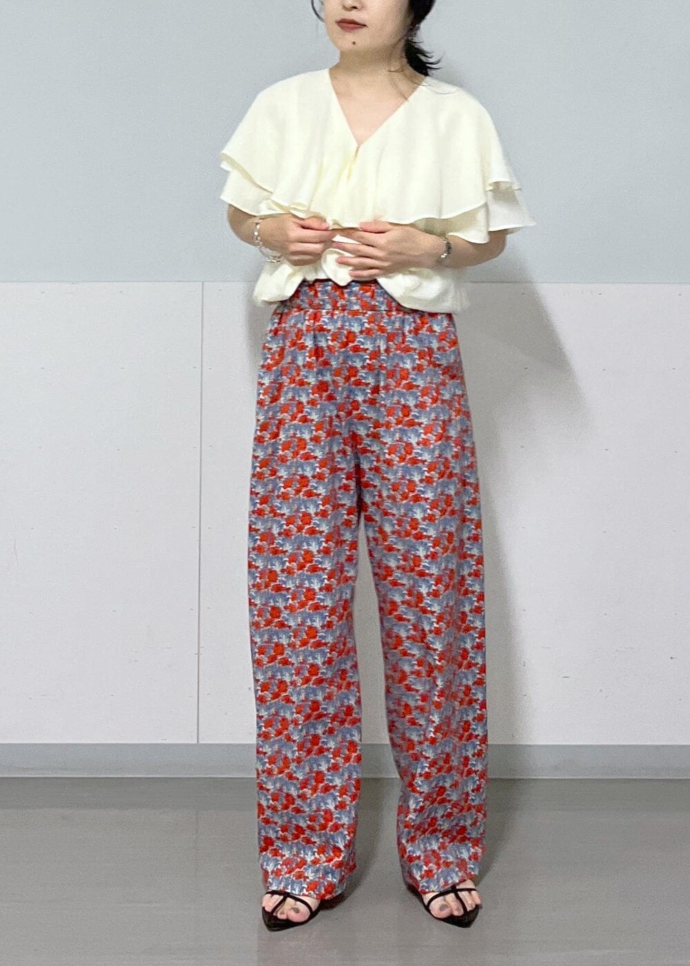 ブラック系のサンダル、ブルー系のその他パンツ、ホワイト系のシャツ/ブラウスを着用したレディースの夏コーディネートの9枚目の写真