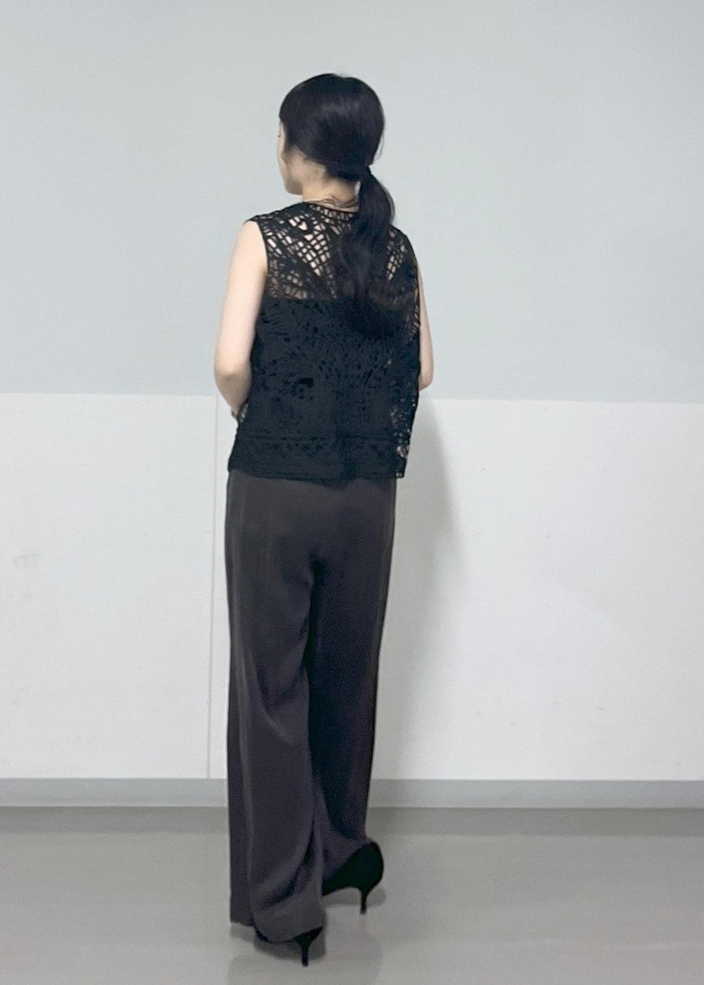 グレー系のその他パンツ、ブラック系のトートバッグを着用したレディースの春コーディネートの7枚目の写真