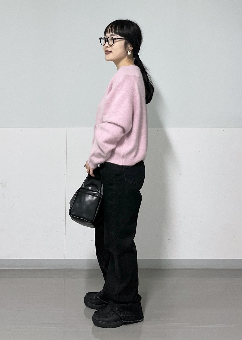 「デニム、フレア、パンツ、ニット、カシミア、カーディガン、フォトT、プリントT、Tシャツ、サロンアダムエロペ、SALON adam et ropé、低身長、骨格ウェーブ、イエベ、23AW冬の新作」|「SALON adam et rope'のワンハンドルボックスミニバッグ(ハンドバッグ、ブラック系)」を使った、kinoさん(レディース・152cm)の秋コーディネートの3枚目の写真