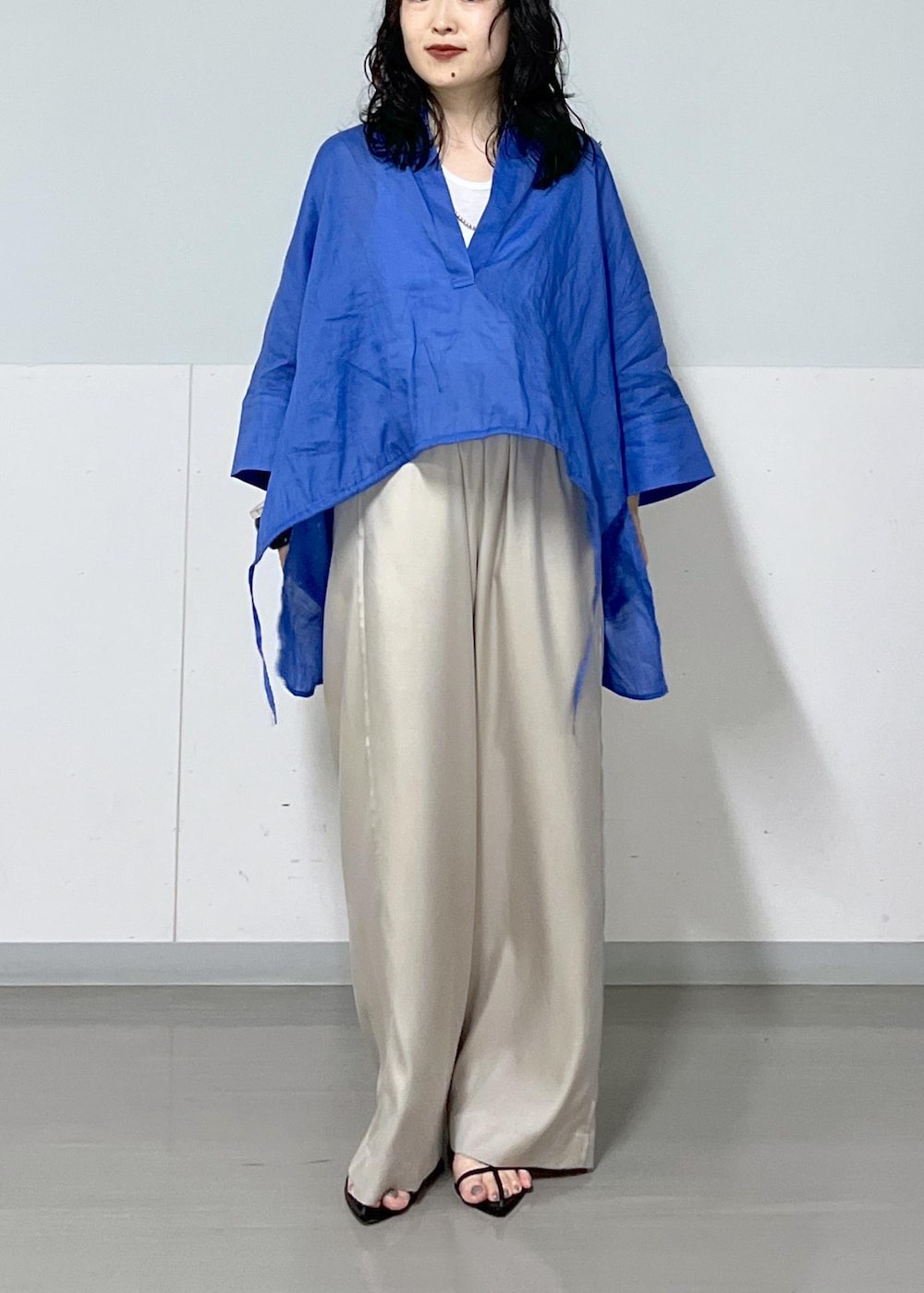 ブラック系のサンダル、ブルー系のシャツ/ブラウス、ベージュ系のその他パンツを着用したレディースの夏コーディネートの5枚目の写真