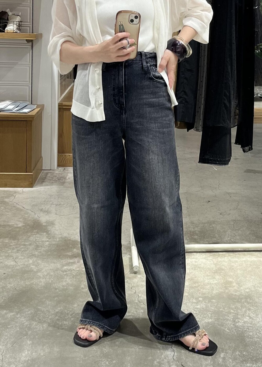 ゴールド系のサンダル、ブルー系のワンピース、ブラック系のデニムパンツを着用したレディースの夏コーディネートの7枚目の写真