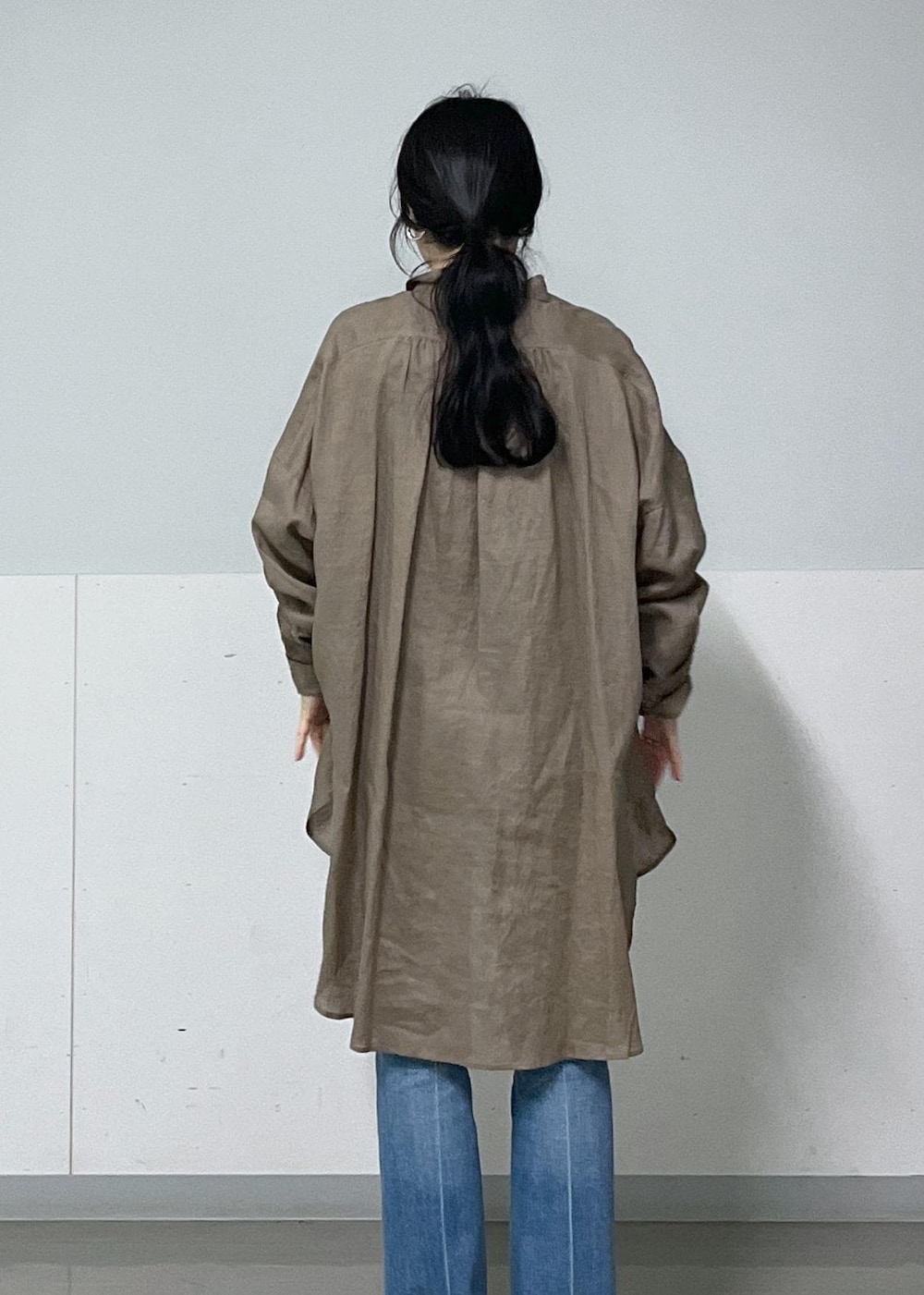 グリーン系のシャツ/ブラウス、ブラック系のショルダーバッグ、ブルー系のデニムパンツを着用したレディースの春コーディネートの6枚目の写真