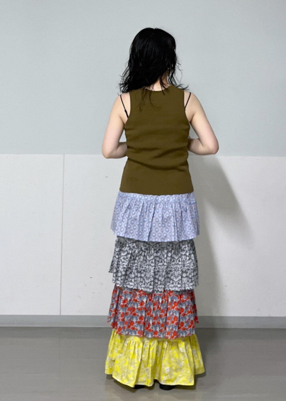 ブラック系のチューブトップ、ブラック系のハンドバッグ、その他のスカートを着用したレディースの夏コーディネートの4枚目の写真