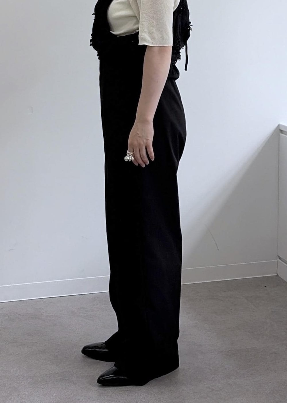 ホワイト系のTシャツ/カットソー、ブラック系のその他パンツ、ブラック系のキャミソールを着用したレディースの夏コーディネートの6枚目の写真