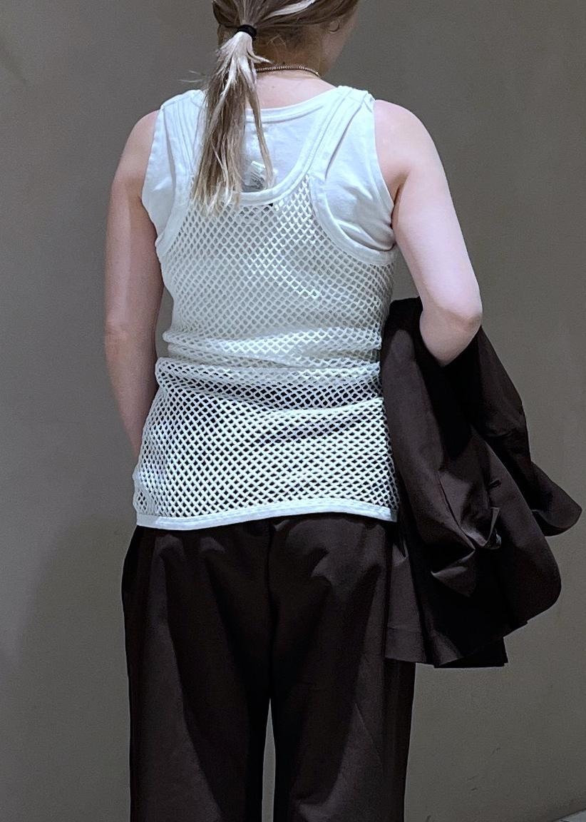 ブラック系のショルダーバッグ、ブラウン系のその他パンツ、ブラウン系のテーラードジャケットを着用したレディースの春コーディネートの4枚目の写真