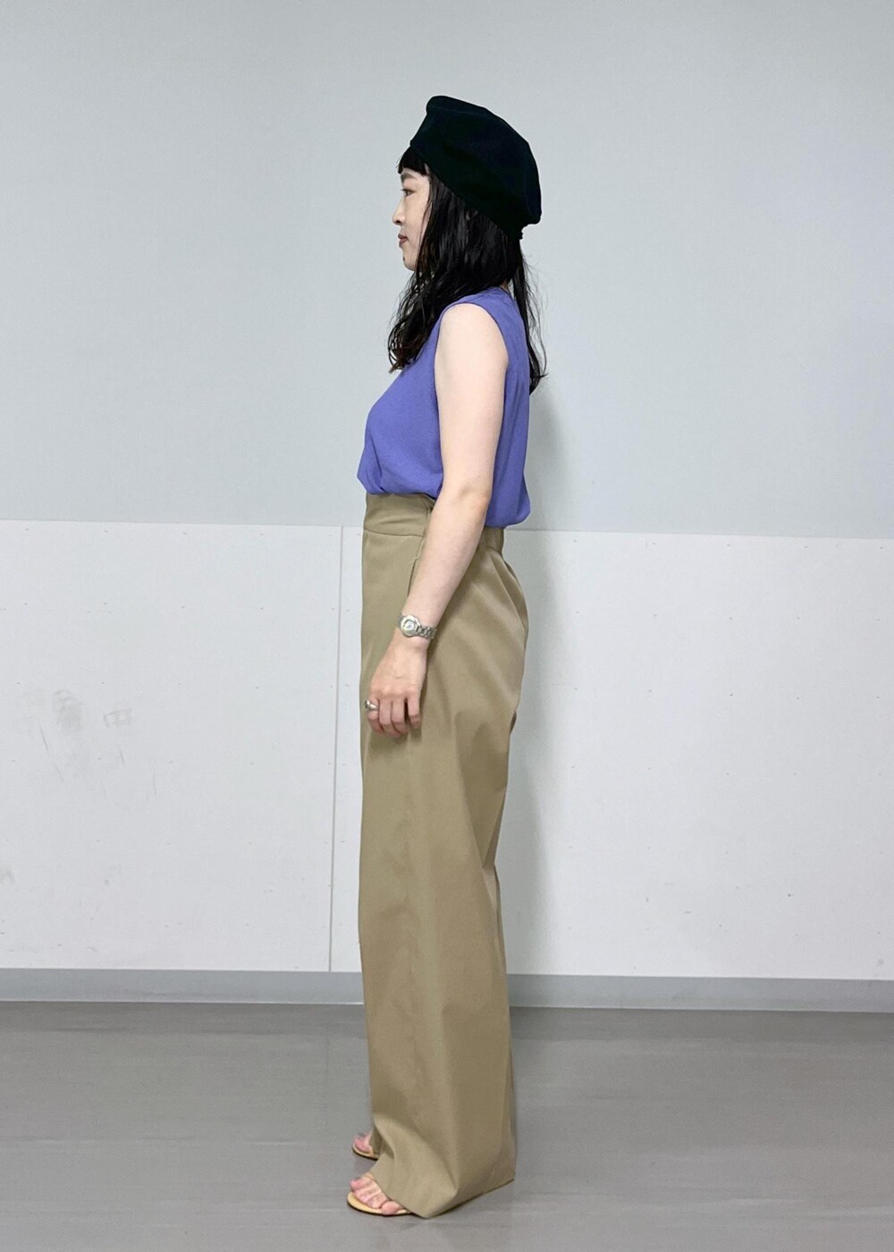 ベージュ系のショルダーバッグ、パープル系のTシャツ/カットソー、ベージュ系のサンダルを着用したレディースの夏コーディネートの3枚目の写真