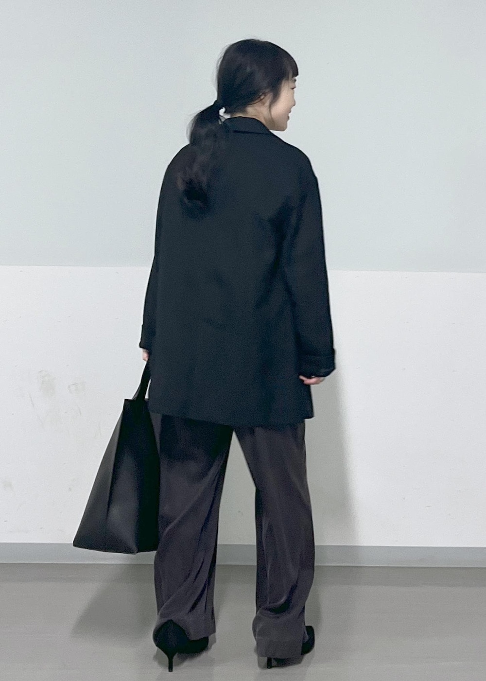 グレー系のその他パンツ、ブラック系のトートバッグを着用したレディースの春コーディネートの4枚目の写真