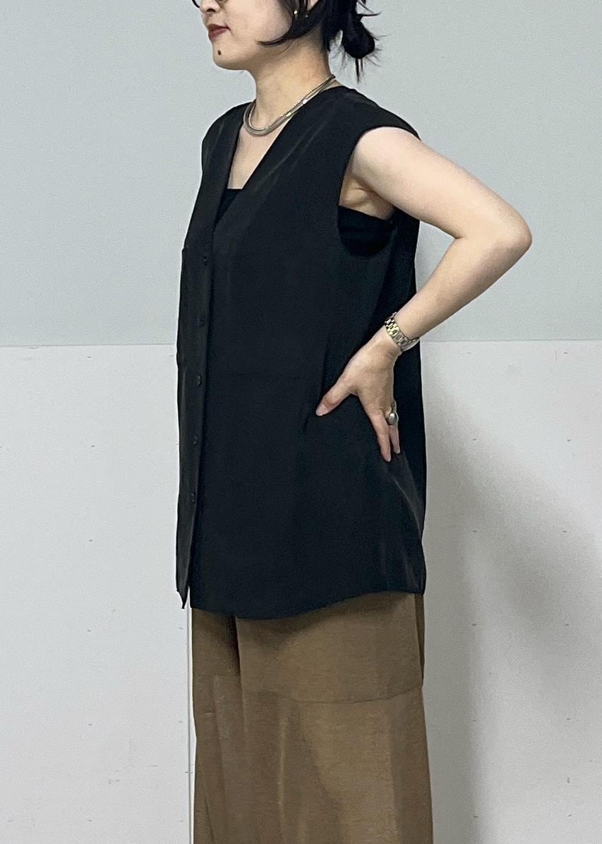 ブラック系のチューブトップ、ブラック系のベスト、ブラック系のかごバッグを着用したレディースの夏コーディネートの4枚目の写真