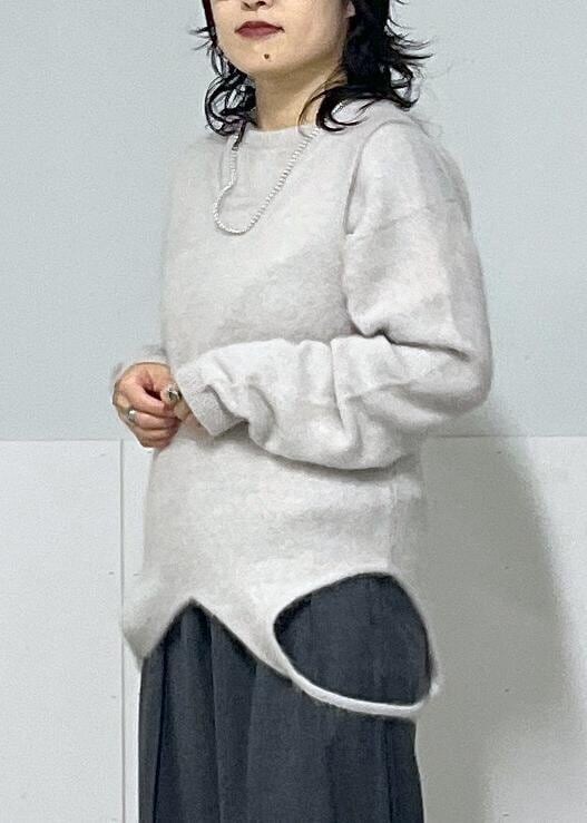 グレー系のタンクトップ、グレー系のニット/セーター、グレー系のスラックスを着用したレディースの秋コーディネートの4枚目の写真