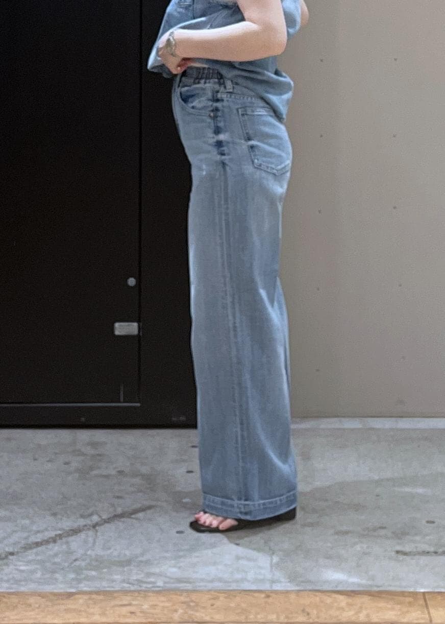 ホワイト系のキャミソール、ブラック系のサンダル、ブルー系のベストを着用したレディースの春コーディネートの5枚目の写真