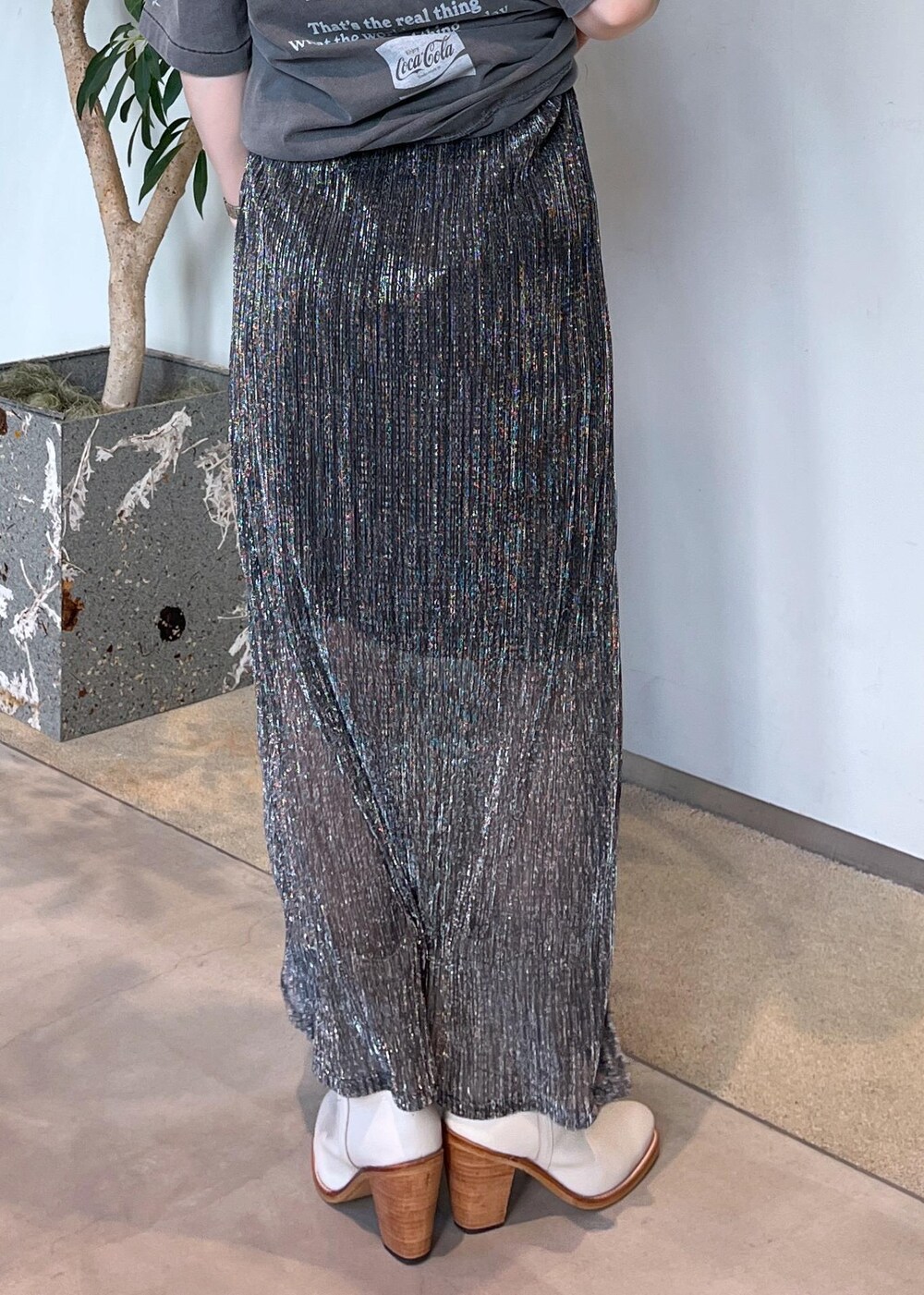 ブラウン系のショルダーバッグ、シルバー系のスカート、グレー系のTシャツ/カットソーを着用したレディースの夏コーディネートの5枚目の写真