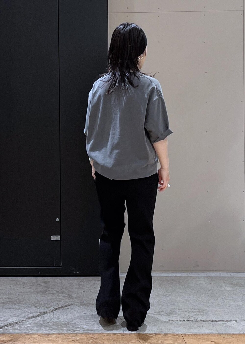 ブラック系のショルダーバッグ、ブラック系のその他パンツ、ベージュ系のTシャツ/カットソーを着用したレディースの春コーディネートの6枚目の写真