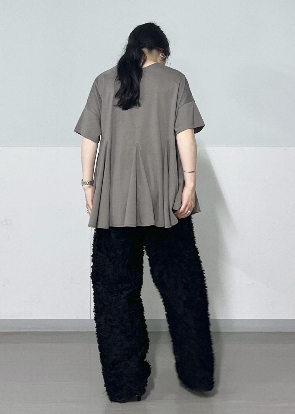 ブラック系のサンダル、ブラック系のショルダーバッグ、ブラック系のカーディガン/ボレロを着用したレディースの春コーディネートの6枚目の写真