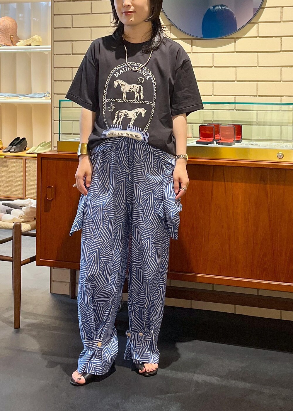 ブラック系のサンダル、ブルー系のつなぎ/オールインワン、グレー系のTシャツ/カットソーを着用したレディースの夏コーディネートの7枚目の写真