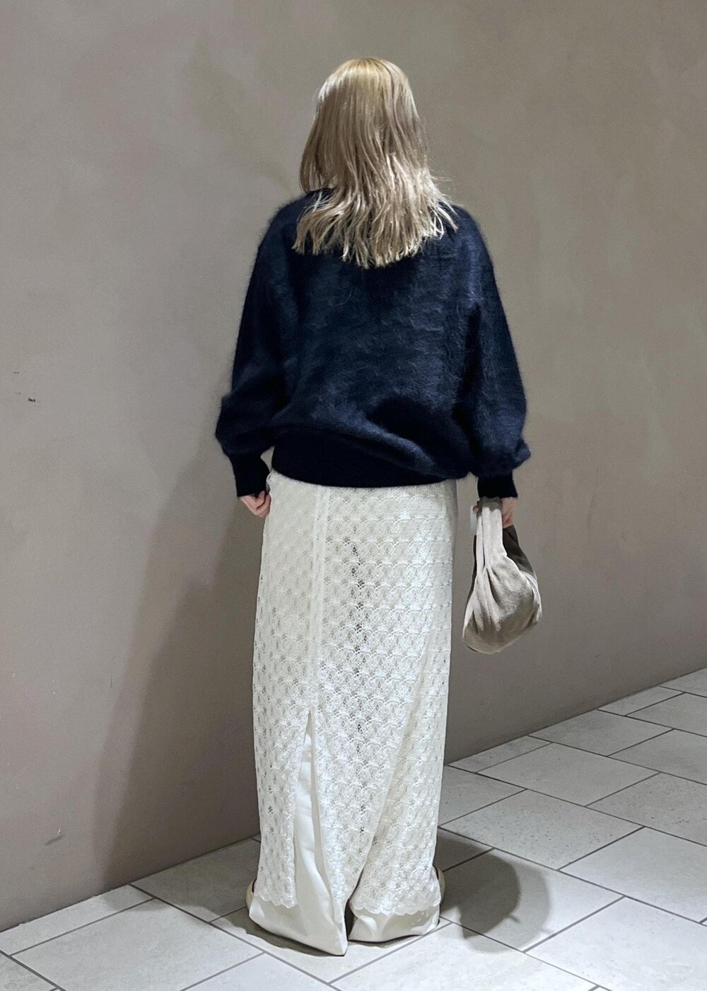 ホワイト系のスカート、ブルー系のニット/セーター、ホワイト系のスラックスを着用したレディースの秋コーディネートの3枚目の写真