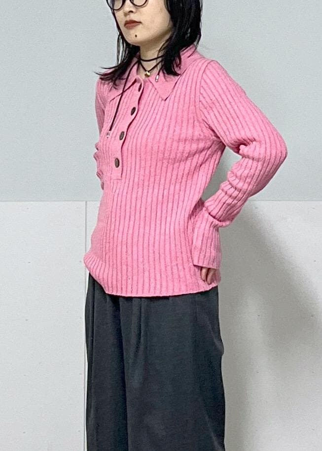 グレー系のスラックス、ブラック系のトートバッグ、ピンク系のニット/セーターを着用したレディースの冬コーディネートの5枚目の写真