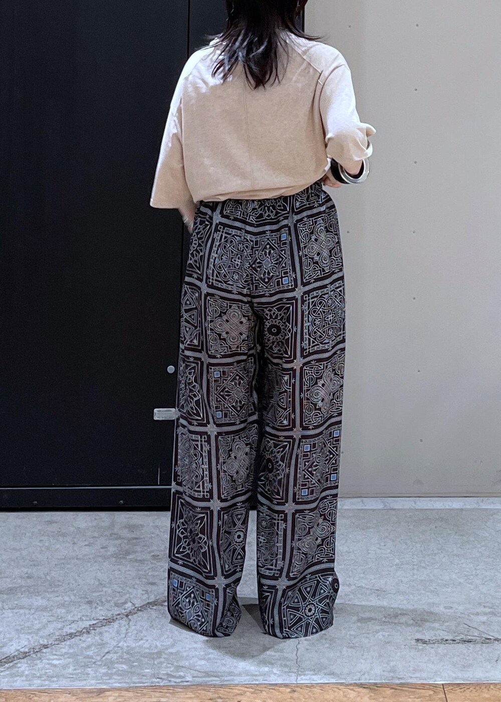 ベージュ系のタンクトップ、ベージュ系のTシャツ/カットソー、ブラック系のその他パンツを着用したレディースの春コーディネートの8枚目の写真