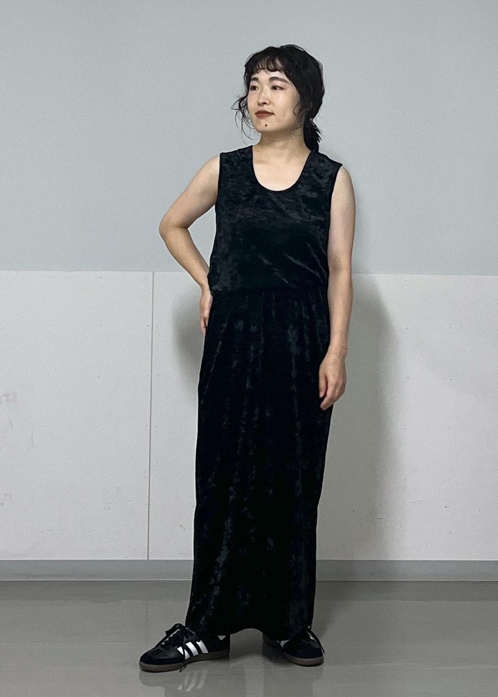 ブラック系のスカート、ブルー系のシャツ/ブラウス、ブラック系のタンクトップを着用したレディースの夏コーディネートの6枚目の写真