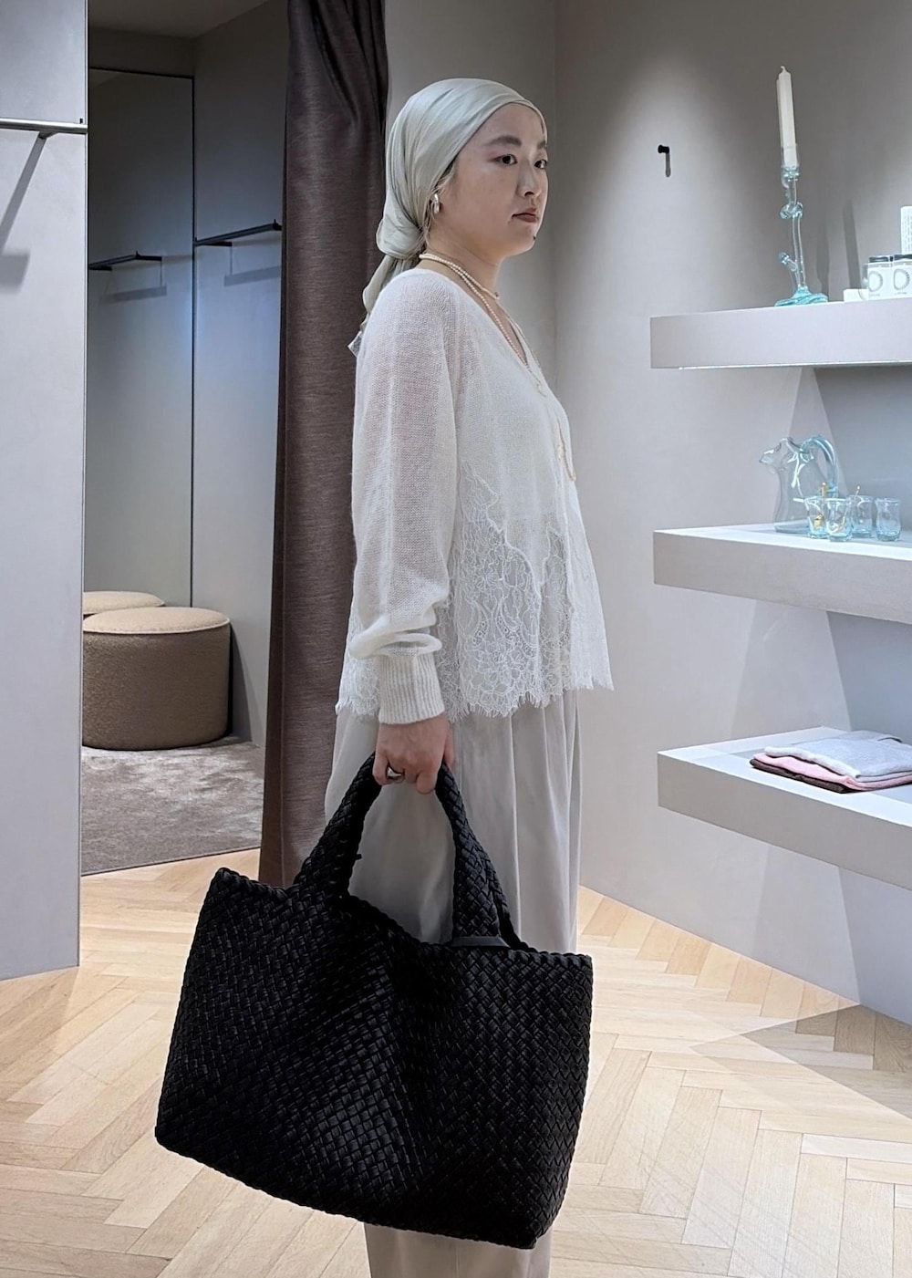 ホワイト系のその他パンツ、ホワイト系のカーディガン/ボレロ、ブラック系のトートバッグを着用したレディースの夏コーディネートの3枚目の写真